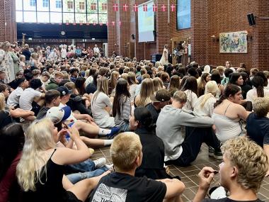 Elever, personale og forældre er samlet i aulaen
