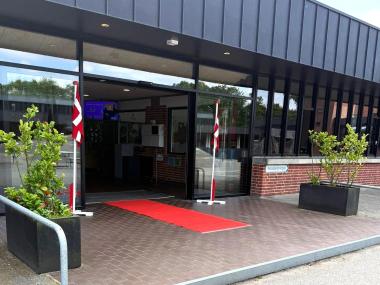 Hovedindgangen med flag